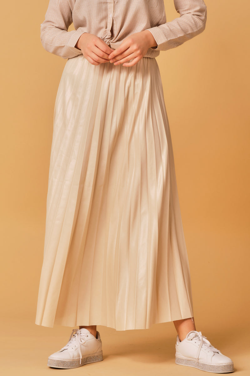 Nude pleated skirt