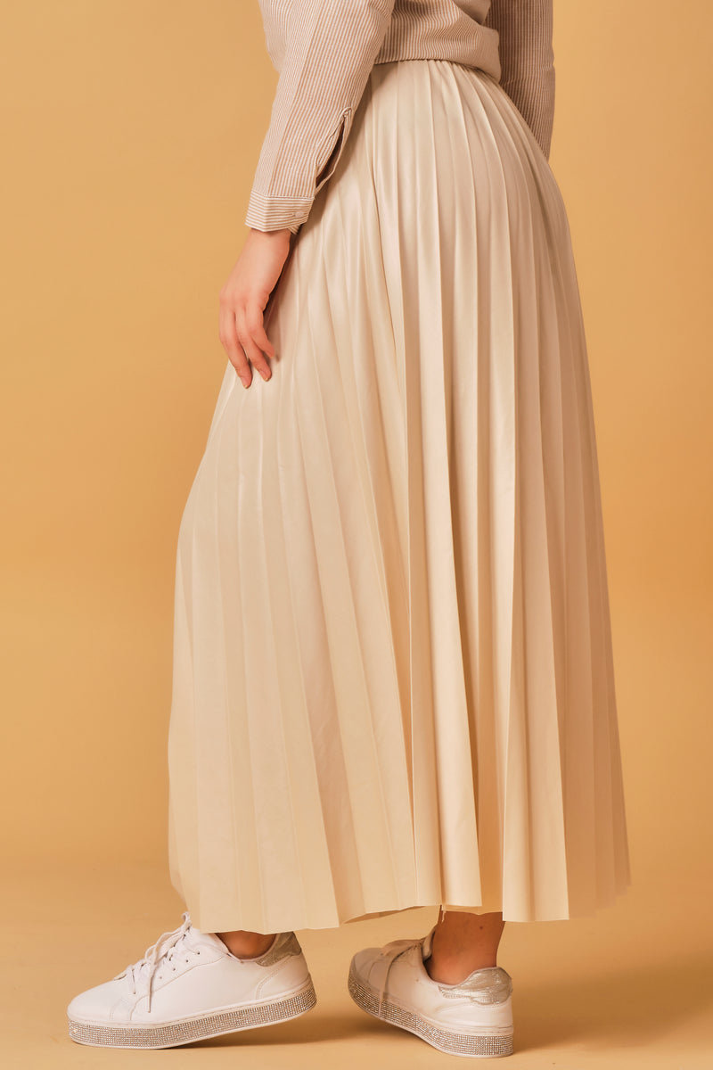 Nude pleated skirt