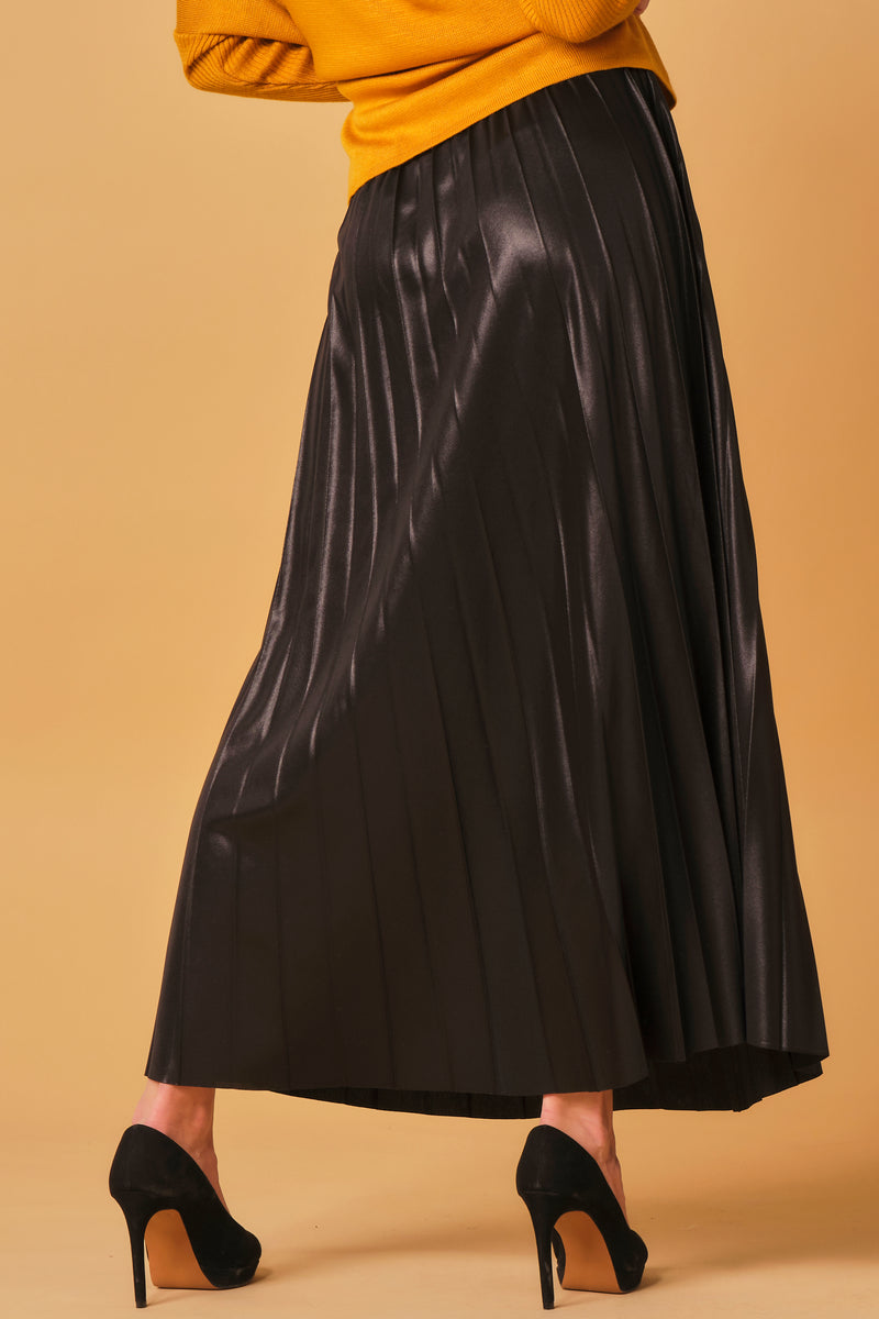 Black pleated skirt